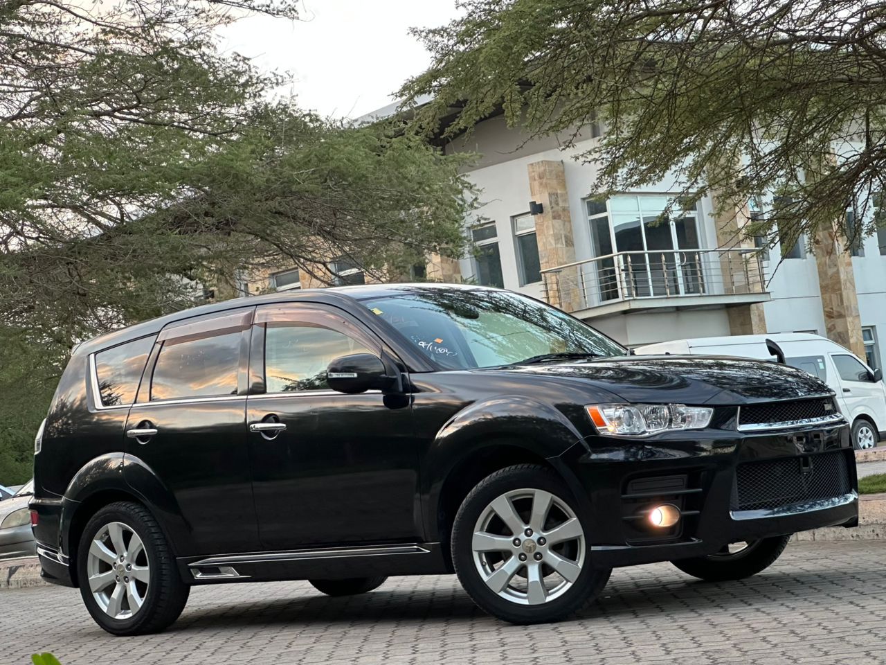 OUTLANDER ROADEST